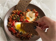 Shakshuka cu granola sărată