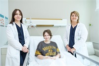 Tumoare gigant de 50 de cm la o adolescentă, operată minim invaziv de echipa Medpark